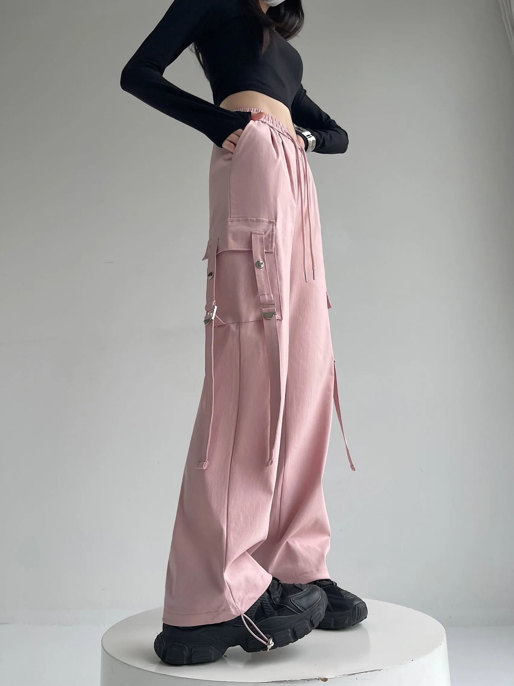 Comfortable and Breathable Wide-Leg Cargo Pant for Everyday Wear