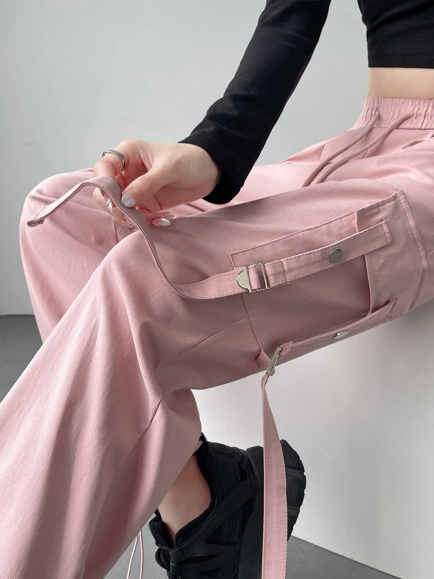 Comfortable and Breathable Wide-Leg Cargo Pant for Everyday Wear