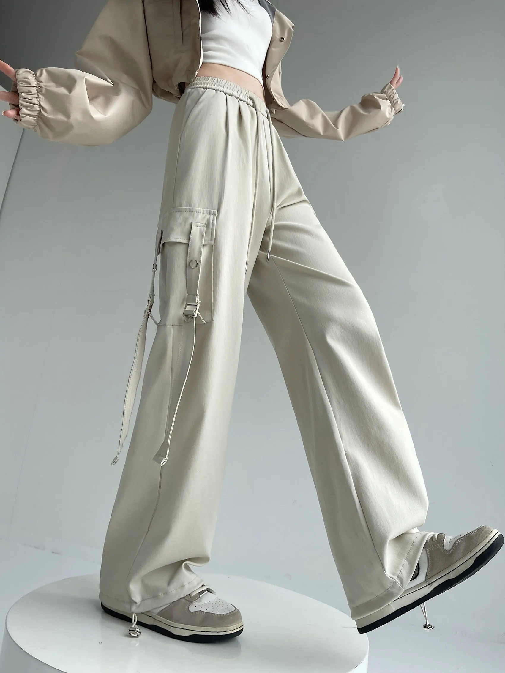 Comfortable and Breathable Wide-Leg Cargo Pant for Everyday Wear