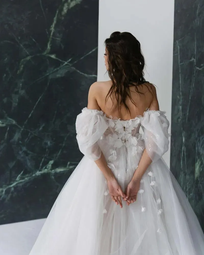 Graceful 3D FlowerWedding Dresses with Detachable Sleeves Wedding Gowns Sweetheart Bridal Dresses Open Back Appliqued